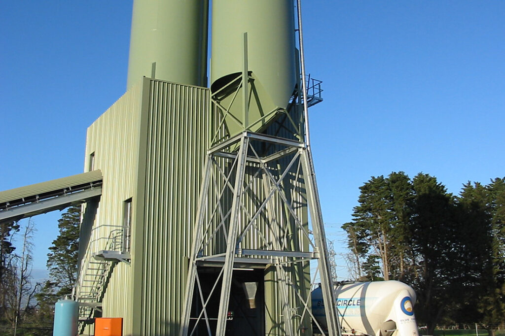 Green silos | Featured Image for the Concrete Batching Plants Page of CMQ Engineering USA.