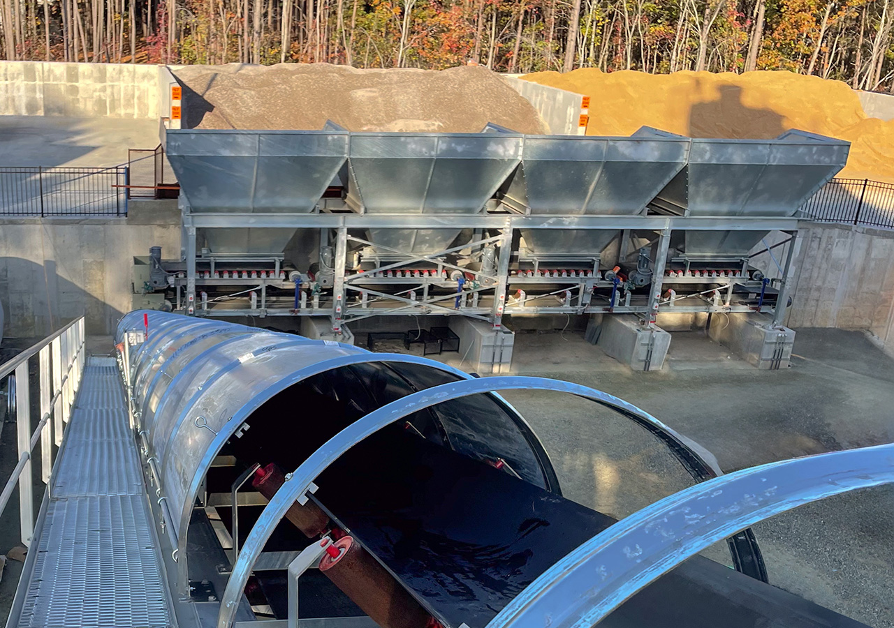 4-bin inline aggregate blending system of the Advantage 250™ concrete batch plant