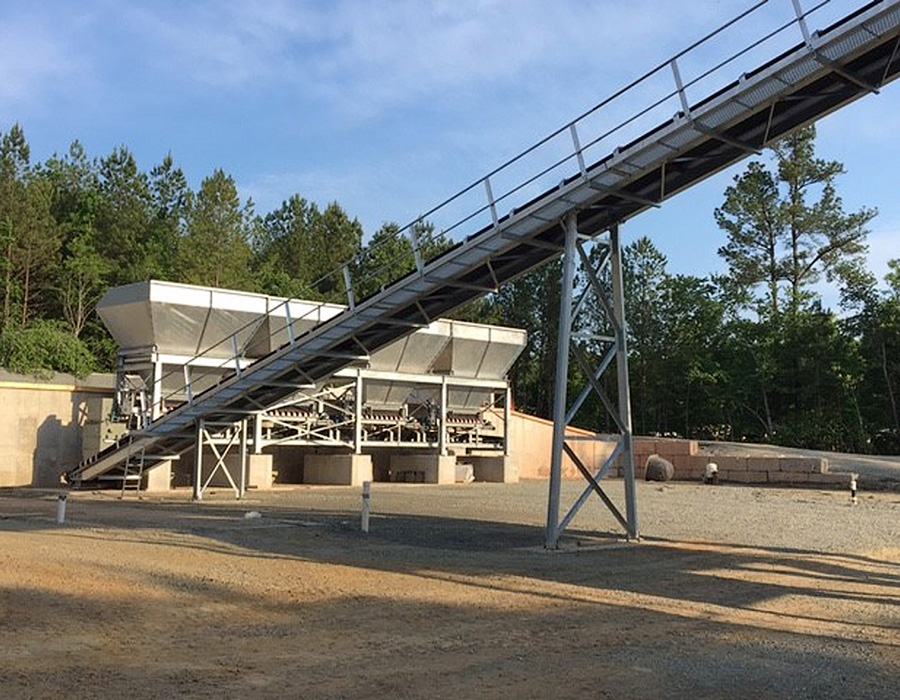 4-bin aggregate blending unit of the Advantage 250 concrete batch plant