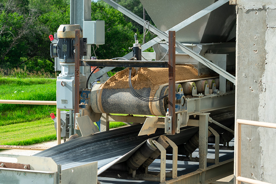 In-stream sand moisture monitoring feature of the Advantage 250™ concrete batch plant.