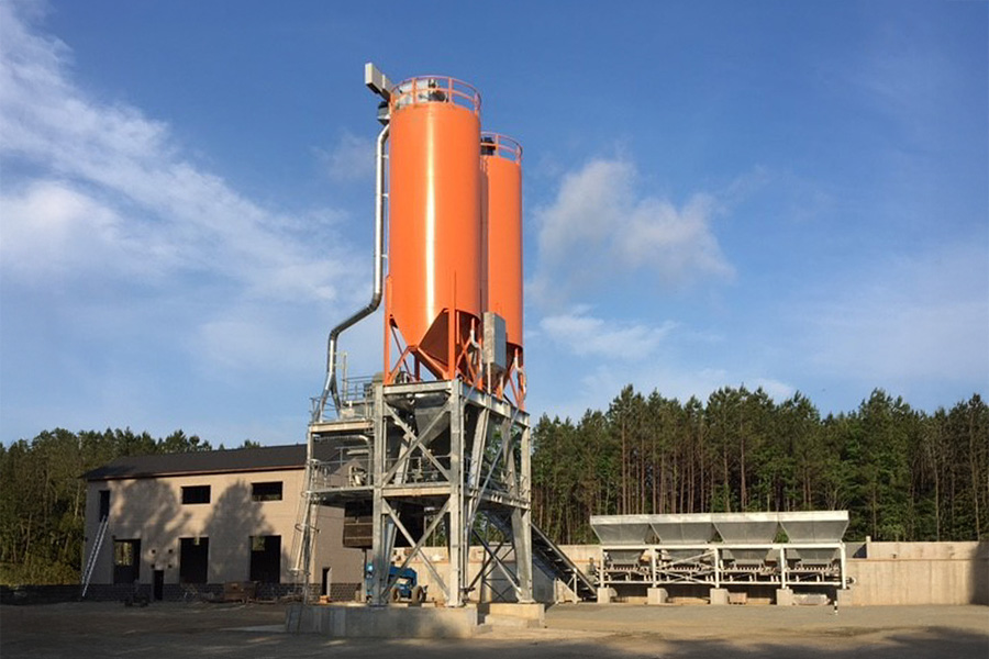 This North Carolina ready-mix concrete plant features an aggregate blending unit set at 90 degrees to the charging conveyor and silos.