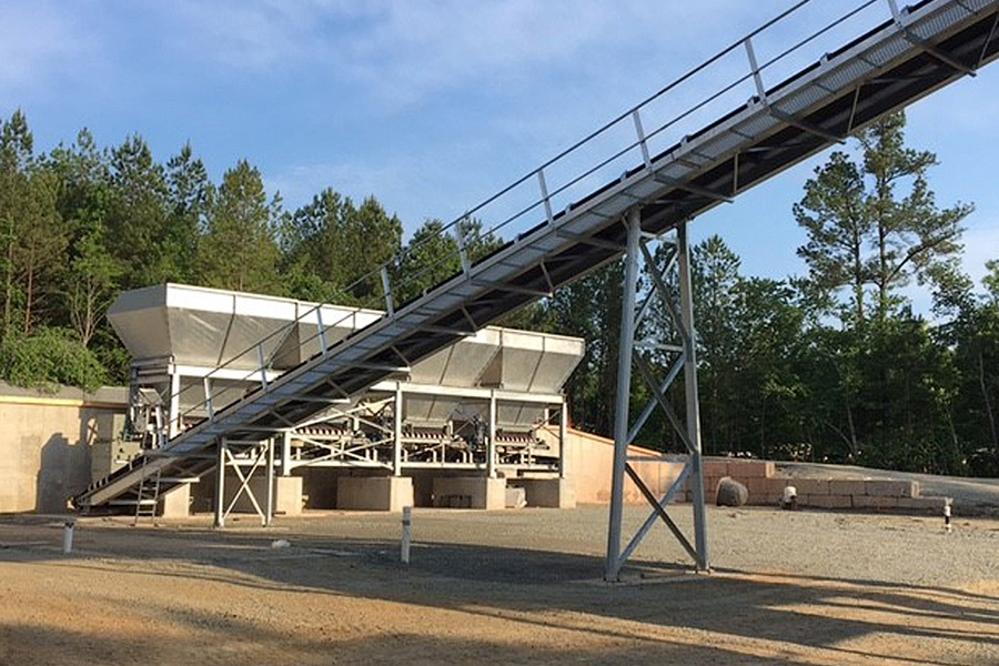 Ready mixed concrete plant in North Carolina, with aggregate blending unit set at 90 degrees to the charging conveyor.
