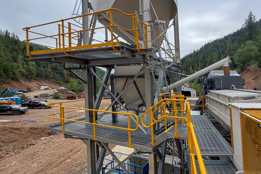 CMQ Engineering chisel-nose cement silo, weigh hopper, and auger feed cement into the twin shaft mixer of a paste backfill plant at a mine in Idaho.