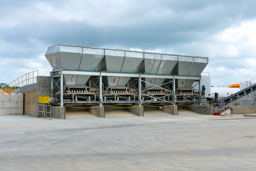 Standard 4-bin aggregate blending unit of the Advantage 250™ concrete batch plant.