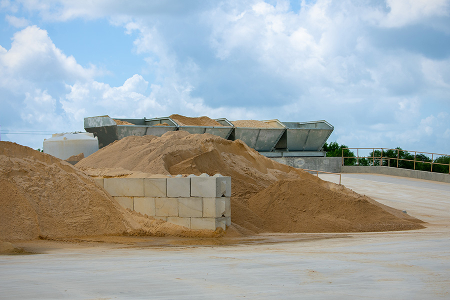 4-bin aggregate blending unit at a ready mix concrete facility in Texas.