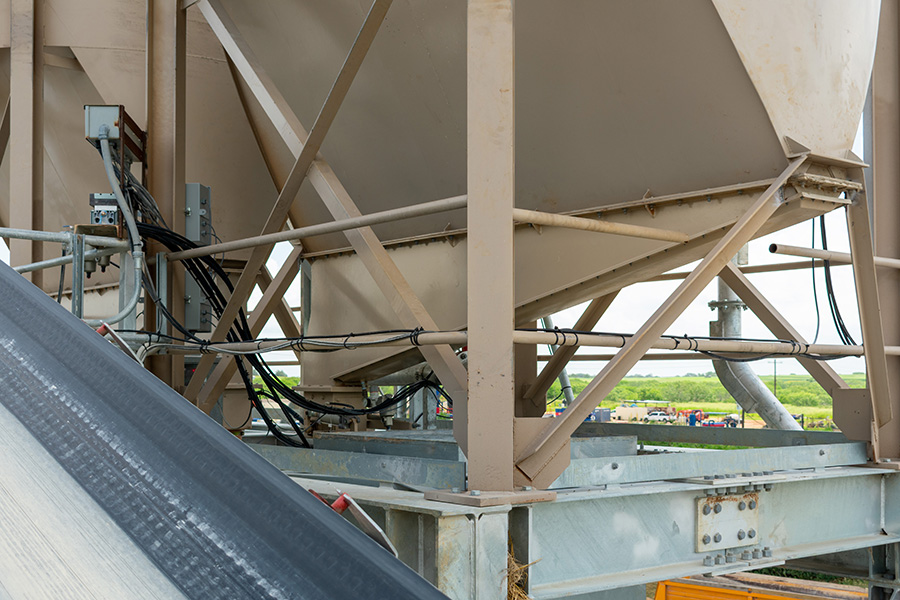 Fast Cement™ chisel-nose cement silo with air slide.