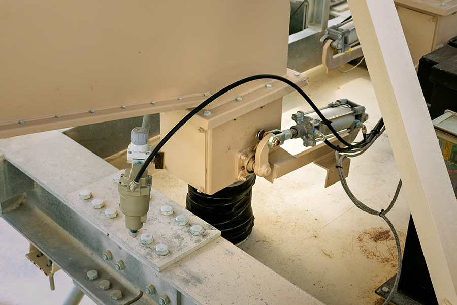 CMQ Engineering 1/2-rotary shutoff gate on a FastCement™ system silo in Texas.
